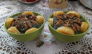Фруктовый смузи с грецкими орехами и спирулиной в салатовых тарелках на 2 порции