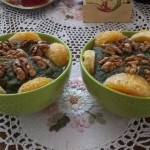 Фруктовый смузи с грецкими орехами и спирулиной в салатовых тарелках на 2 порции